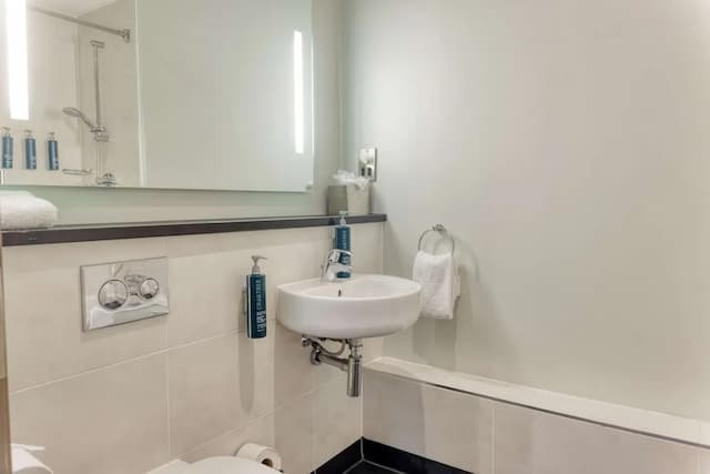 DoubleTree by Hilton London Angel Kings Cross-Room, 1 Queen Bed-6