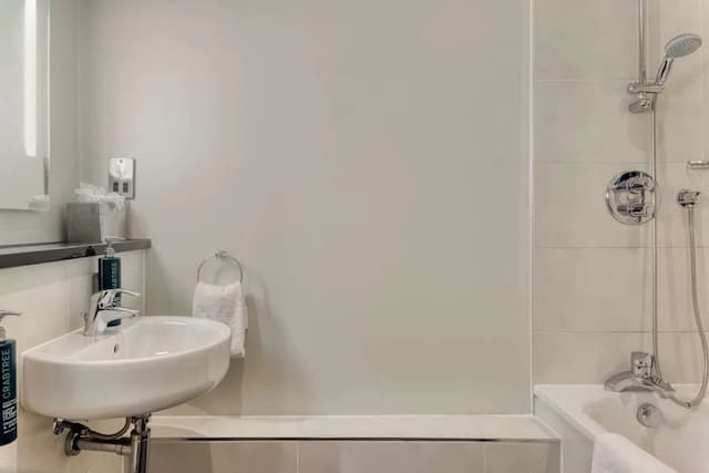 DoubleTree by Hilton London Angel Kings Cross-Room, 1 Queen Bed-11