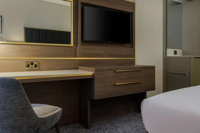DoubleTree by Hilton London Angel Kings Cross-Deluxe Room, 1 Queen Bed-8