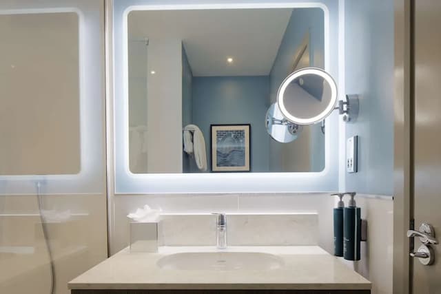 DoubleTree by Hilton London Angel Kings Cross-Deluxe Room, 1 Queen Bed-11