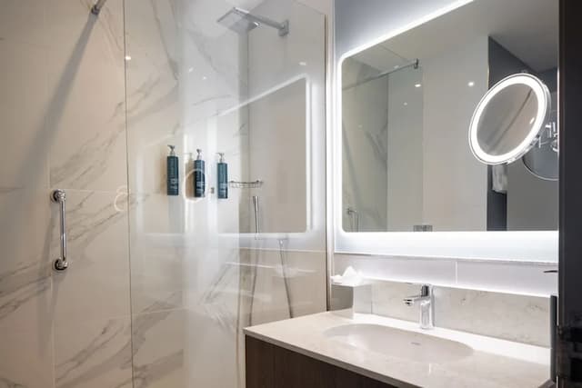 DoubleTree by Hilton London Angel Kings Cross-Deluxe Room, Double and Single Bed-4