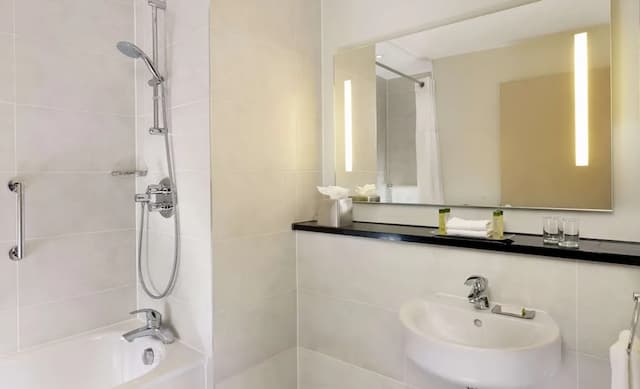 DoubleTree by Hilton London Angel Kings Cross-Deluxe Room, Double and Single Bed-10