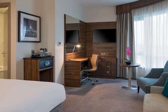 DoubleTree by Hilton London Angel Kings Cross-Junior Suite-3
