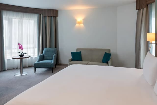 DoubleTree by Hilton London Angel Kings Cross-Junior Suite-1
