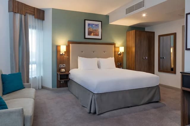 DoubleTree by Hilton London Angel Kings Cross-Junior Suite-6