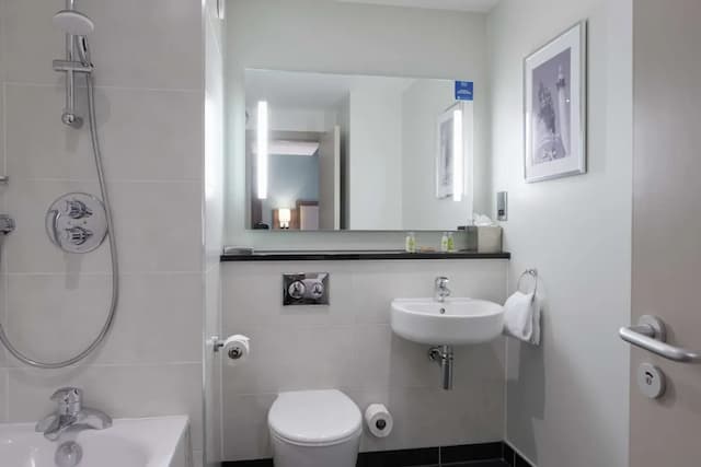 DoubleTree by Hilton London Angel Kings Cross-Junior Suite-9