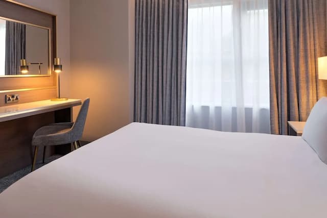 DoubleTree by Hilton London Angel Kings Cross-Superior Room, 1 Queen Bed-6