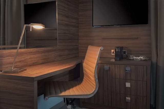 DoubleTree by Hilton London Angel Kings Cross-Deluxe Room, 2 Queen Beds-5