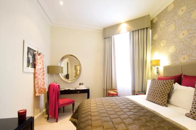 Taj 51 Buckingham Gate, Suites and Residences-Deluxe Suite, 3 Bedrooms (Minsters)-2