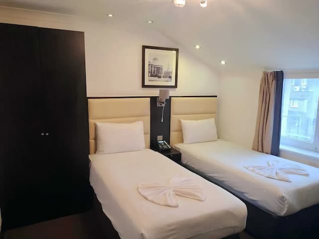 Edward Hotel Paddington-Twin Room-6