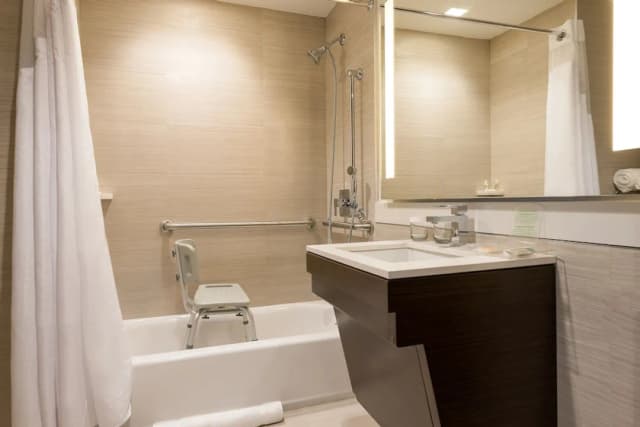 Holiday Inn Brooklyn Downtown by IHG-Standard Room, 1 King Bed (Communications, Mobility, Access Tub)-6