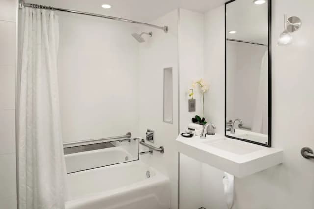 シェラトン ユニバーサル ホテル-トラディショナル ルーム キングベッド 1 台 (Mobility/Hearing Accessible, Tub)-3