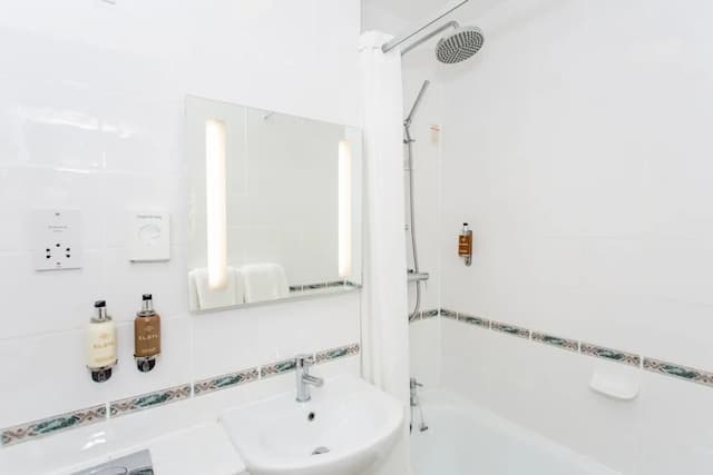 布萊克希斯克拉倫登飯店-三人房 (Crown, 3 Single Beds)-4