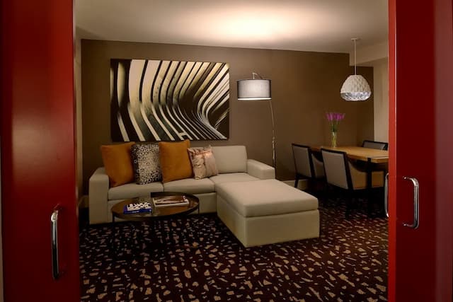 キンプトン ホテル パロマー ロサンゼルス ビバリーヒルズ バイ IHG-ルーム キングベッド 1 台 バリアフリー 禁煙 (Communications, Tub, Roll-In Shower)-1