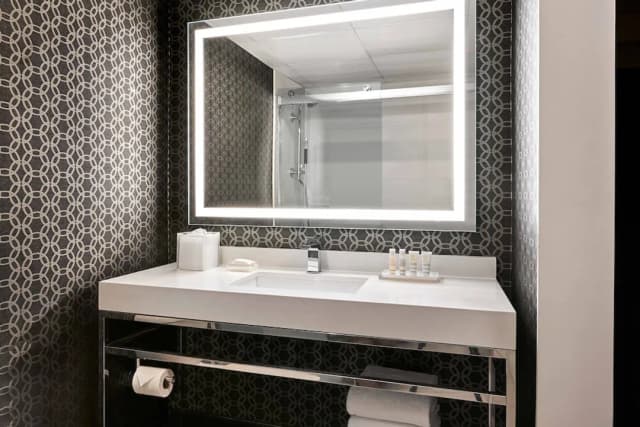 ロサンゼルス・エアポート・マリオット-ルーム ダブルベッド 2 台 (Mobility Accessible, Roll-In Shower)-4