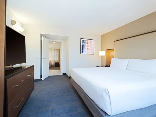 엠버시 스위트 바이 힐튼 시카고 다운타운 리버 노스-스위트, 킹사이즈침대 1개 및 소파베드, 시내 전망 (2 Room)-2