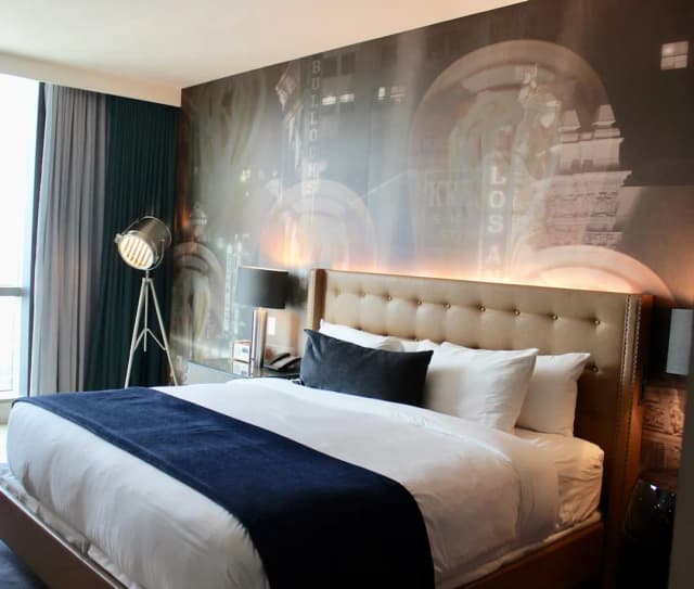 ホテル インディゴ ロサンゼルス ダウンタウン バイ IHG-プレミアム ルーム キングベッド 1 台 車椅子で利用可能なシャワー (Roll-In Shower)-1