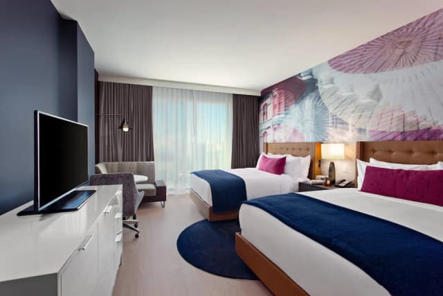 호텔 인디고 로스앤젤레스 다운타운 바이 IHG-스탠다드룸, 퀸사이즈침대 2개, 롤인 샤워 시설 (Roll-In Shower)-1