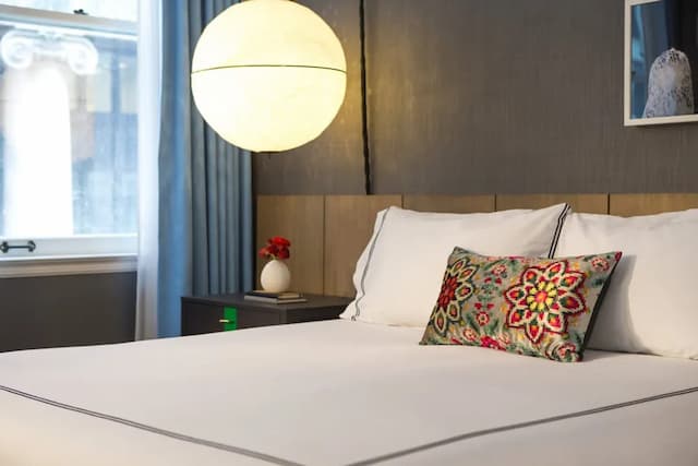 キンプトン グレイ ホテル バイ IHG-プレミアム ルーム キングベッド 1 台 (Walk-In Shower)-4