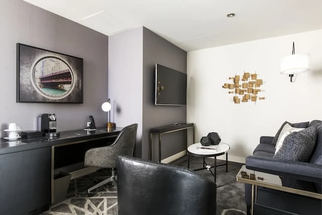 런던하우스 시카고, 큐리오 컬렉션 바이 힐튼-스위트, 침실 1개-2