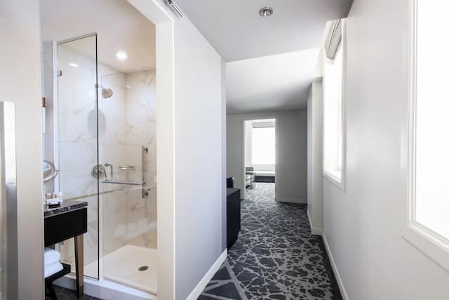 런던하우스 시카고, 큐리오 컬렉션 바이 힐튼-스위트, 침실 1개-4