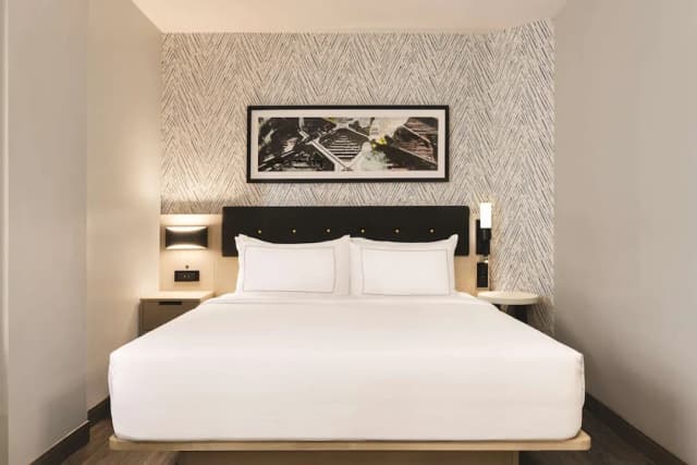 DoubleTree by Hilton New York Midtown Fifth Ave-Room, 1 King Bed-2