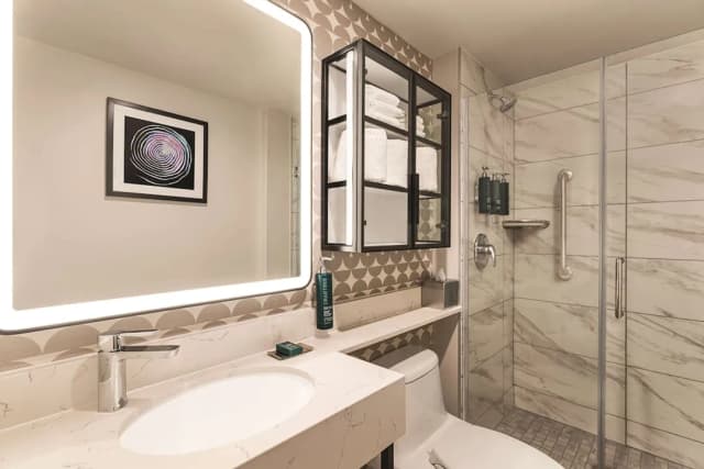 DoubleTree by Hilton New York Midtown Fifth Ave-Room, 1 King Bed-12