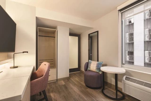 DoubleTree by Hilton New York Midtown Fifth Ave-Room, 1 King Bed-6