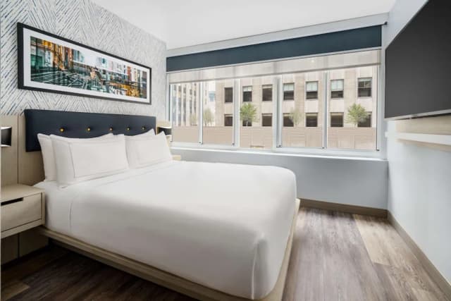 DoubleTree by Hilton New York Midtown Fifth Ave-Deluxe Room, 1 Queen Bed-2