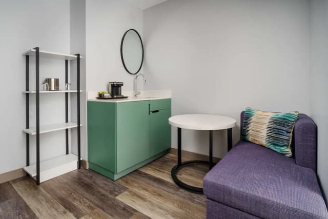 DoubleTree by Hilton New York Midtown Fifth Ave-Deluxe Room, 1 Queen Bed-4