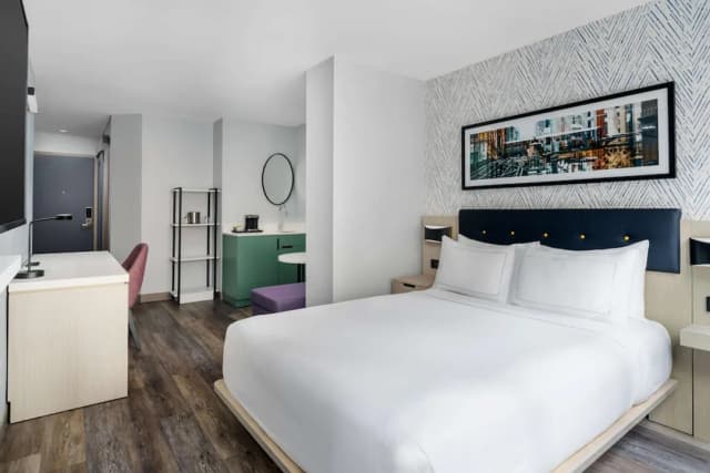 DoubleTree by Hilton New York Midtown Fifth Ave-Deluxe Room, 1 Queen Bed-3