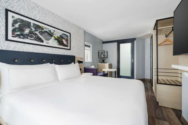 DoubleTree by Hilton New York Midtown Fifth Ave-Room, 1 King Bed, City View-3