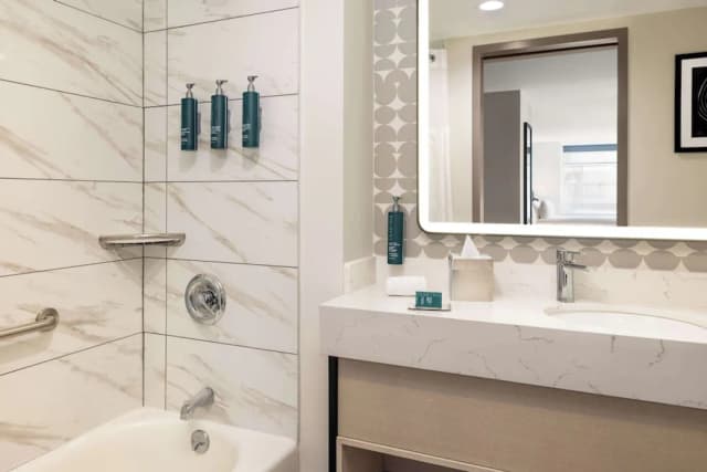 DoubleTree by Hilton New York Midtown Fifth Ave-Room, 1 Queen Bed-6