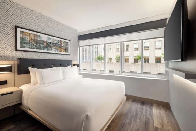 DoubleTree by Hilton New York Midtown Fifth Ave-Room, 1 Queen Bed-3