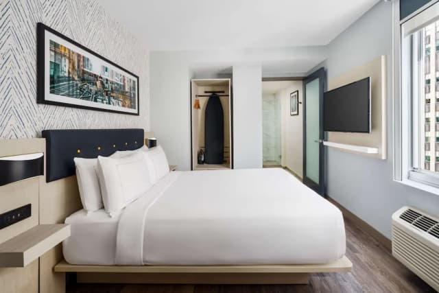 DoubleTree by Hilton New York Midtown Fifth Ave-Room, 1 Queen Bed, City View-2