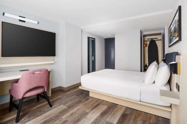 DoubleTree by Hilton New York Midtown Fifth Ave-Room, 1 Queen Bed, City View-4