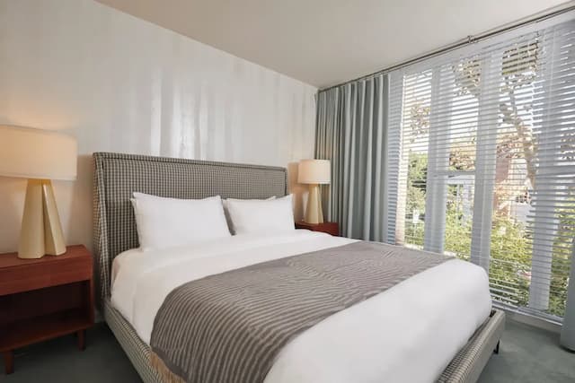 Avalon Hotel Beverly Hills, a Member of Design Hotels-Deluxe Room, 1 King Bed-3
