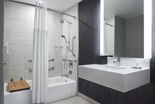 New York Marriott Marquis-Deluxe Room, 1 King Bed (Mobility/Hearing Accessible, Tub)-3