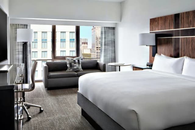 New York Marriott Marquis-Deluxe Room, 1 King Bed (Mobility/Hearing Accessible, Tub)-1