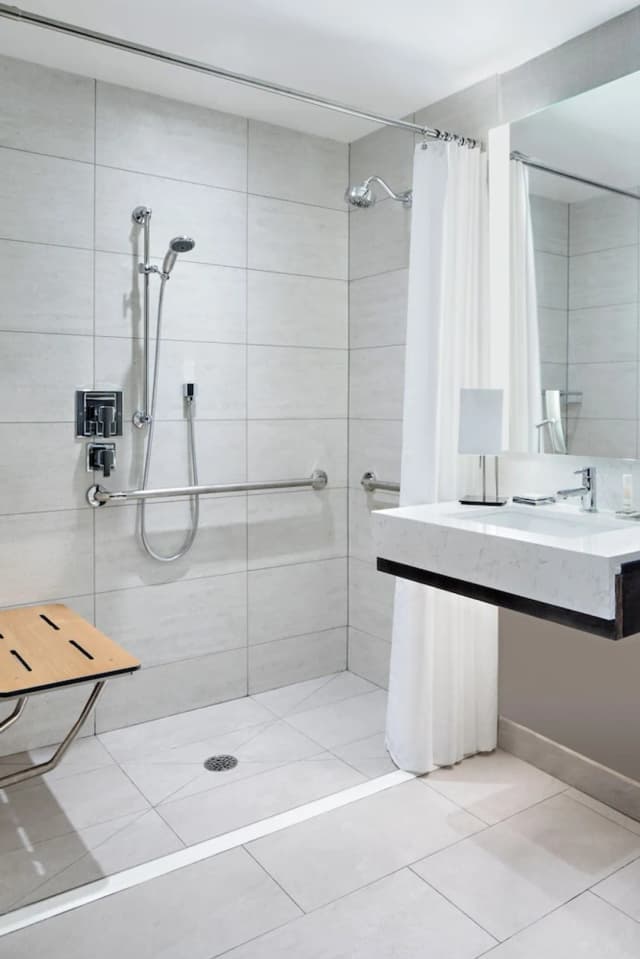 뉴욕 메리어트 마르퀴스-디럭스룸, 킹사이즈침대 1개 (Mobility Accessible, Roll-In Shower)-5