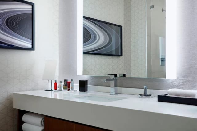 메리어트 마퀴스 휴스턴-룸, 킹사이즈침대 1개, 수영장 전망 (Mobility Accessible, Roll-in Shower)-3