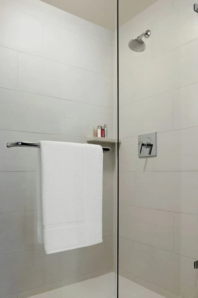 메리어트 마퀴스 휴스턴-룸, 킹사이즈침대 1개, 수영장 전망 (Mobility/Hearing Access, Roll-in Shwr)-6