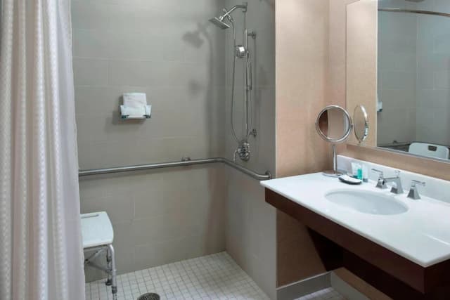 芝加哥北岸威斯汀飯店-傳統客房, 2 張加大雙人床 (Mobility Accessible, Roll-in Shower)-3