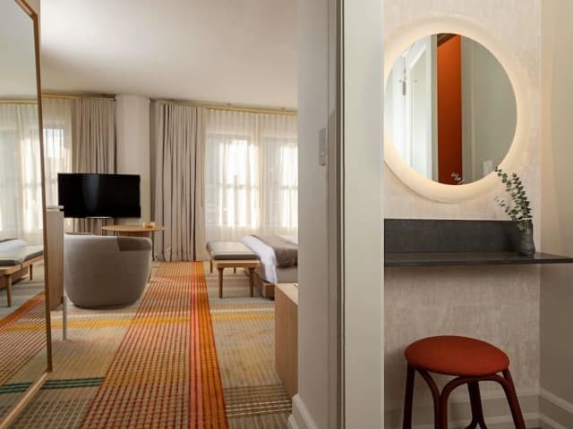 Ändra Hotel Seattle - MGallery Collection-Deluxe Room, 1 King Bed (Accessible, Rollin Shower, Nespresso)-3