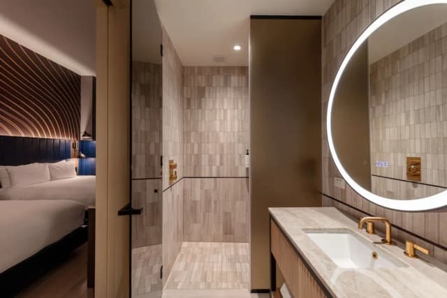 Tempo by Hilton New York Times Square-Qn Dlx Skyline Vw Hearing Accessible-10