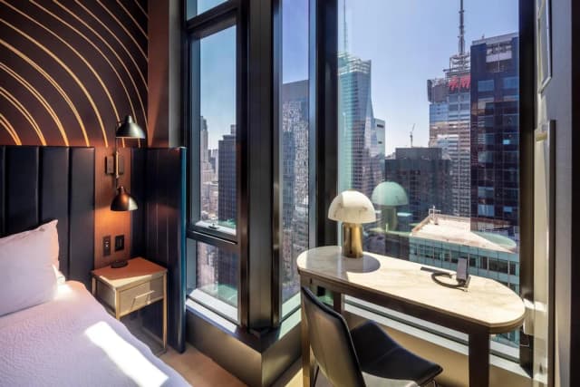 Tempo by Hilton New York Times Square-Qn Dlx Skyline Vw Hearing Accessible-11