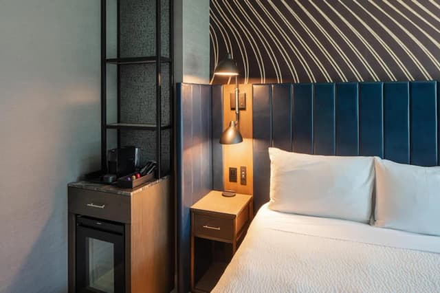 Tempo by Hilton New York Times Square-Qn Dlx Skyline Vw Hearing Accessible-12