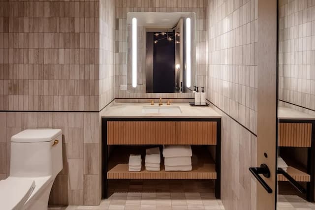 紐約時代廣場 Tempo by Hilton 飯店-套房, 1 張特大雙人床, 邊間 (Roll-In Shower)-5