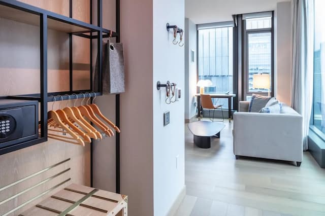 紐約時代廣場 Tempo by Hilton 飯店-套房, 1 張特大雙人床, 邊間 (Roll-In Shower)-4