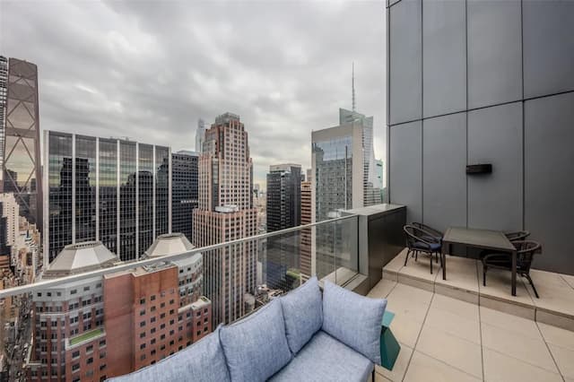 紐約時代廣場 Tempo by Hilton 飯店-套房, 1 張特大雙人床, 邊間 (Roll-In Shower)-8